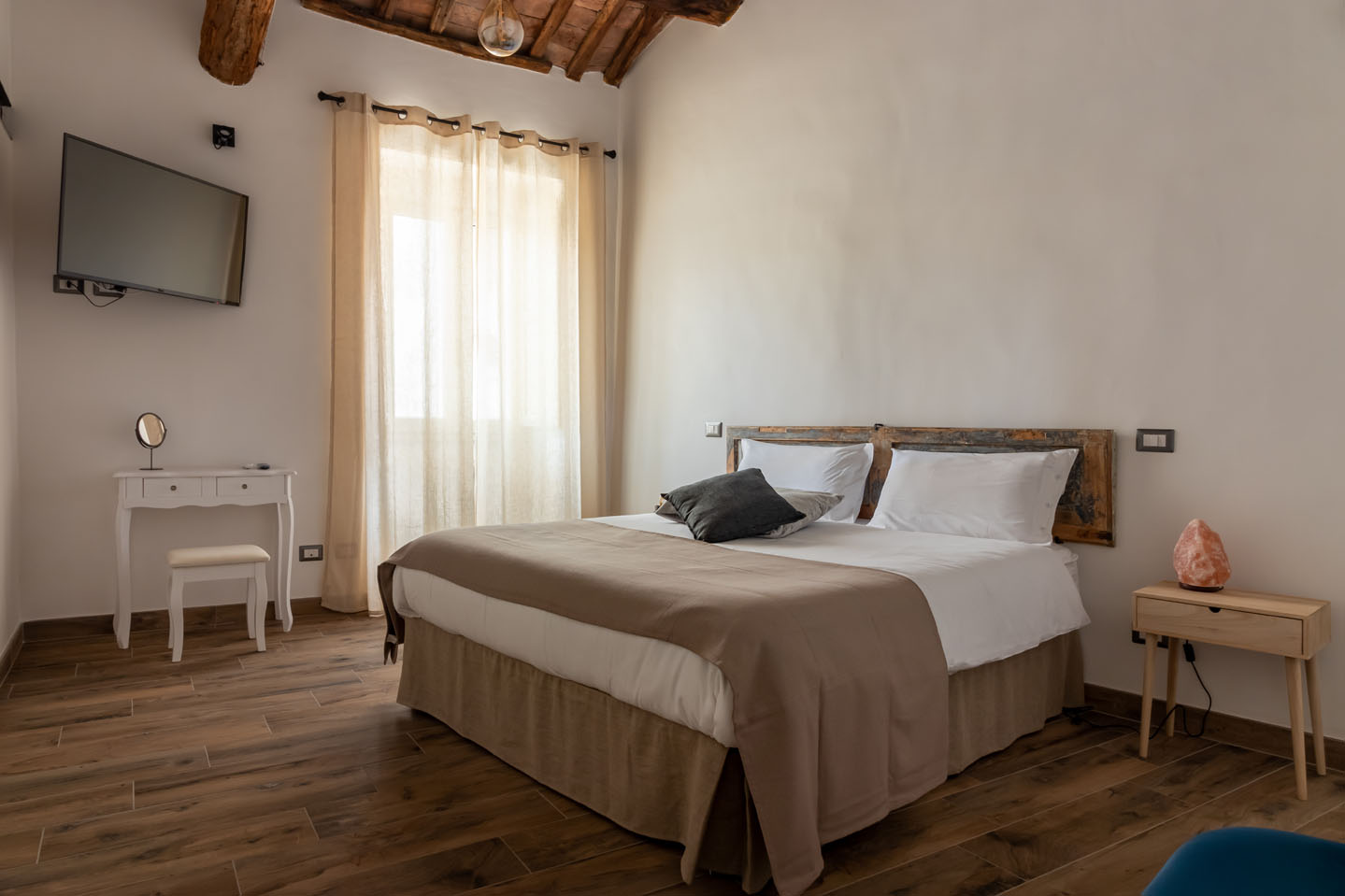 Bed & box gallery image